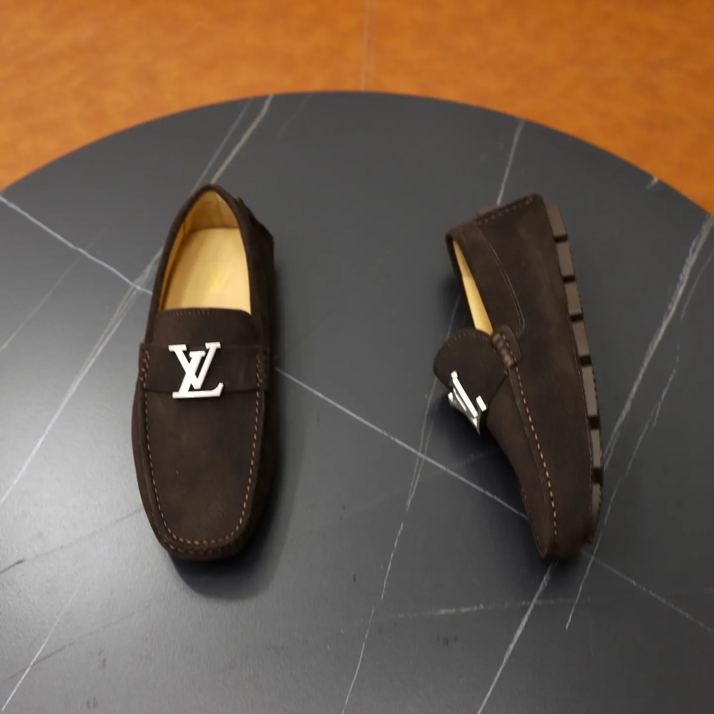 Ex-factory price: 480💰【LV】Louis Vuitton ⚠️High-end men’s driving and pedal series ⚠️38-44 (customized for 45) ⚠️All original cowhide leather! Thick and soft! Made entirely of calfskin lining! Rubber sheet anti-slip beanie sole! Three-dimensional package technology! Fashionable and classic! Handicrafts! Original high quality! Feel free to compare!